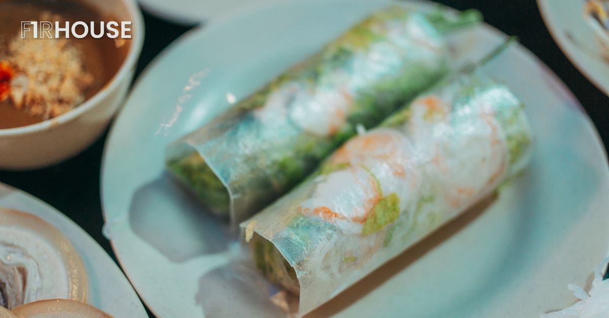 Bánh tráng cuốn ăn kèm nước chấm — linh hồn của món nằm ở chén mắm