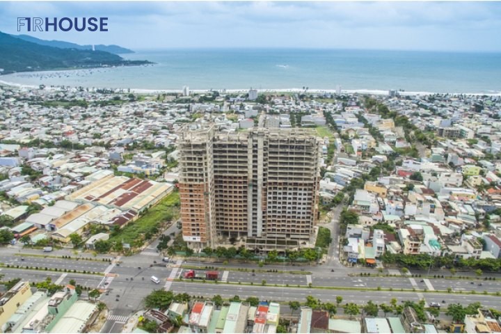 Toàn cảnh Sơn Trà Ocean View sát bãi biển