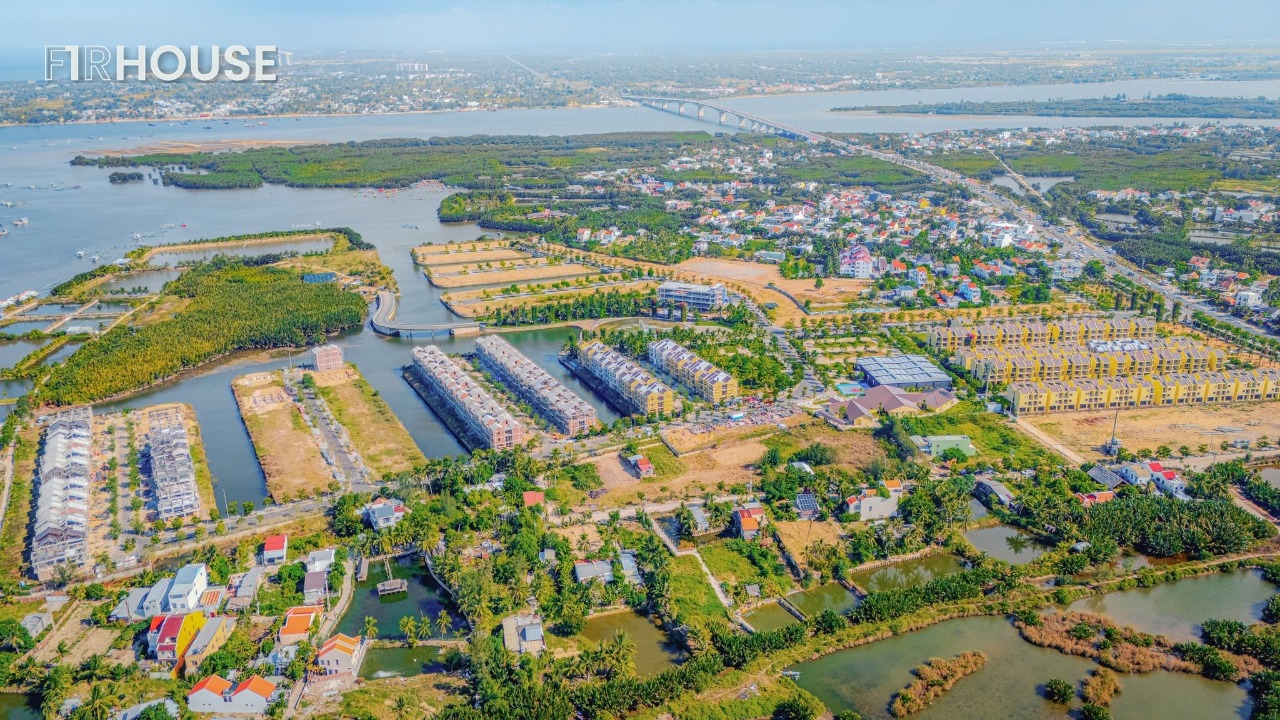 Toàn cảnh Casamia Balanca ven sông, phía xa là cầu Cửa Đại và biển — hình ảnh thực tế thi công tháng 8/2026