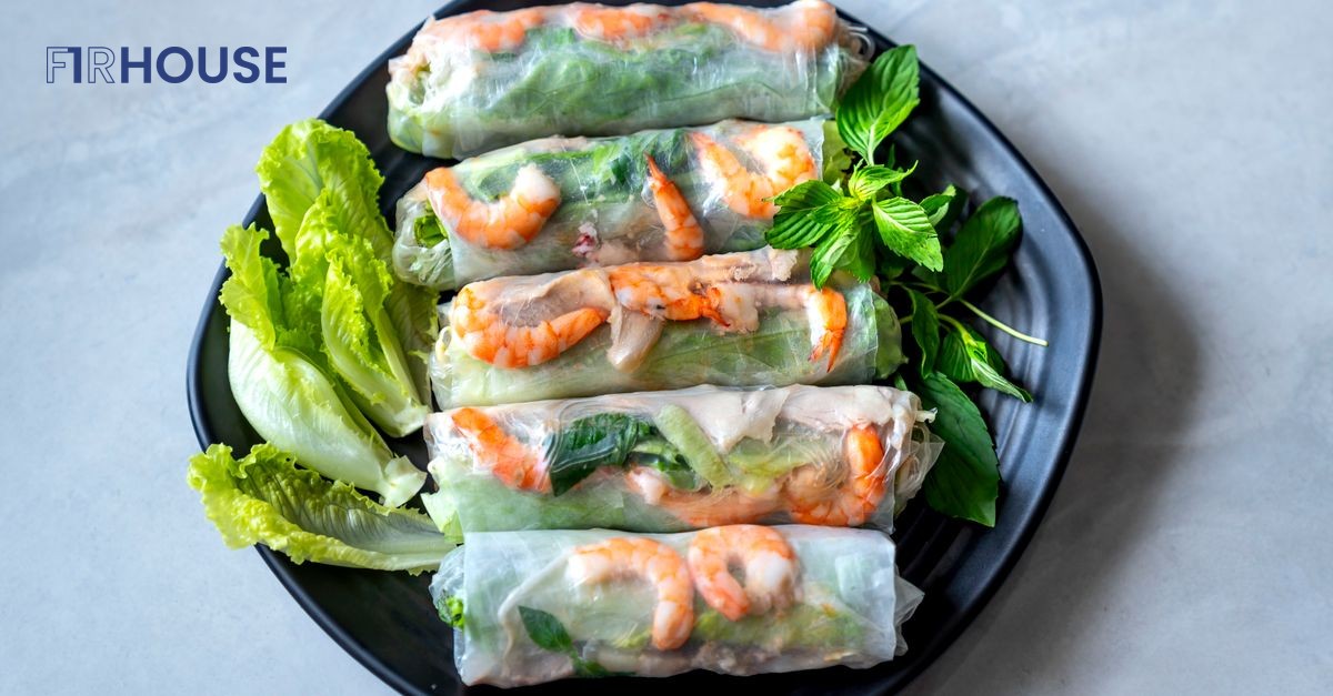 Các món cuốn với rau sống và nước chấm là nét đặc trưng của ẩm thực miền Trung