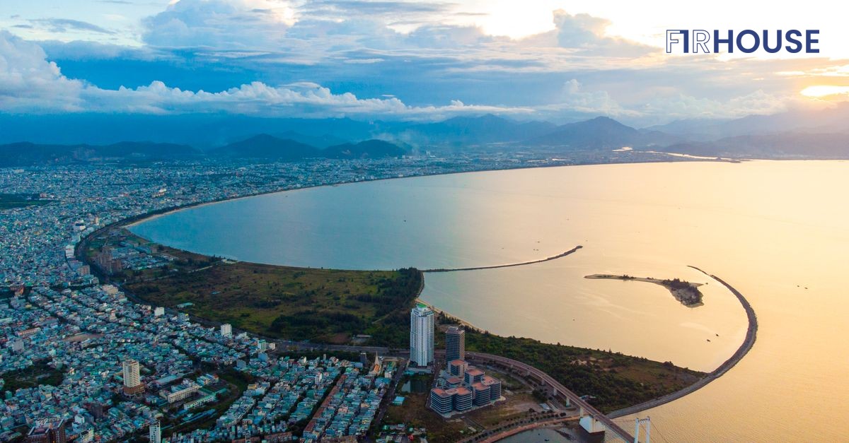 Toàn cảnh vịnh Đà Nẵng nhìn từ trên cao — thành phố ôm trọn giữa núi và biển