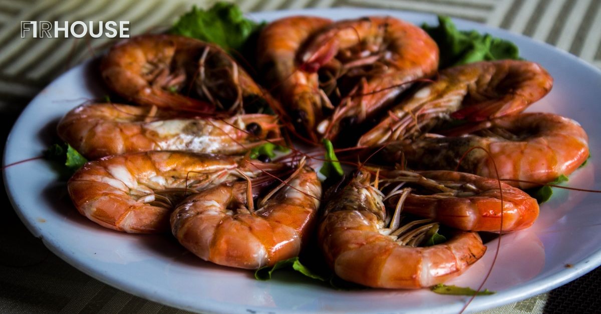 Tôm là món dễ gọi nhất cho người lần đầu ăn hải sản miền Trung